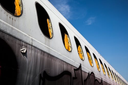 Nahaufnahmefoto Des Weißen Flugzeugs Mit Vorhängen Innen