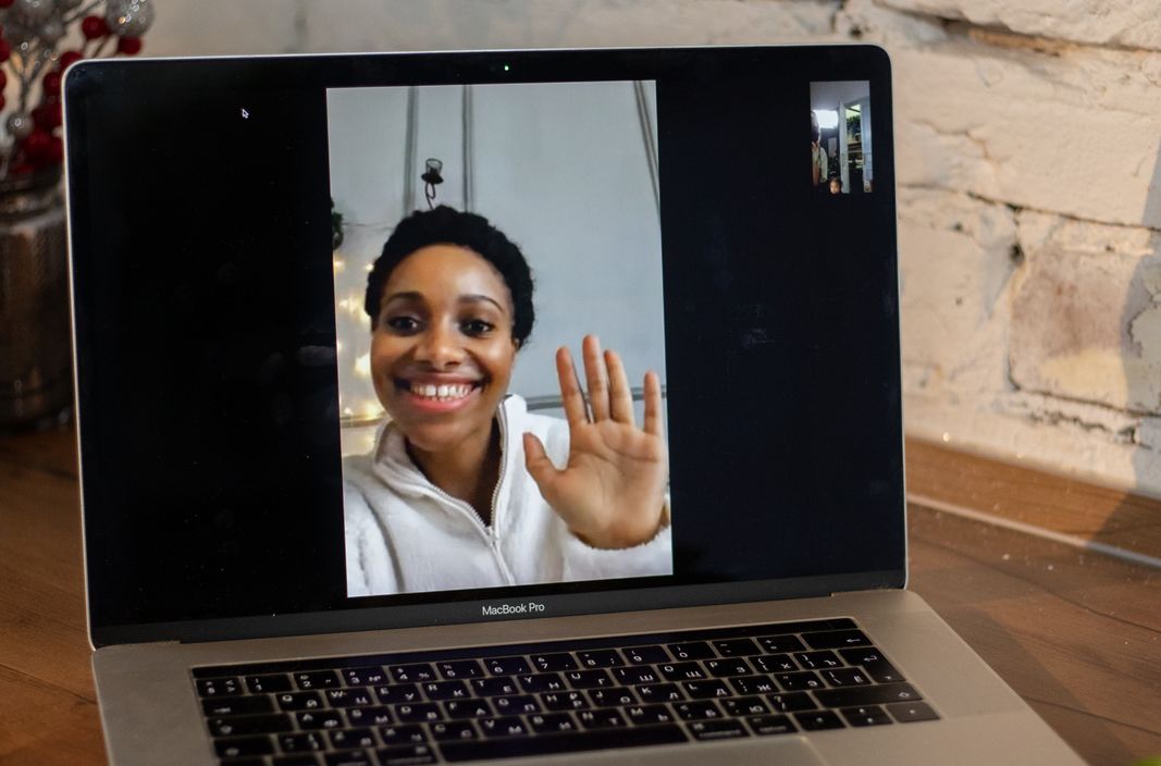 Online dating: starting a conversation on a niche platform