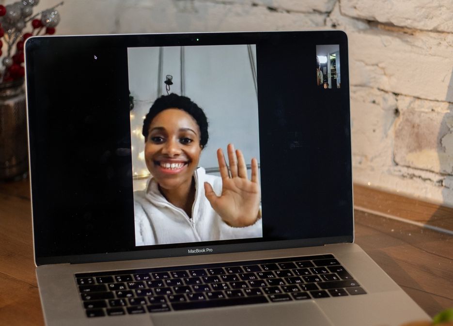 Online dating: starting a conversation on a niche platform