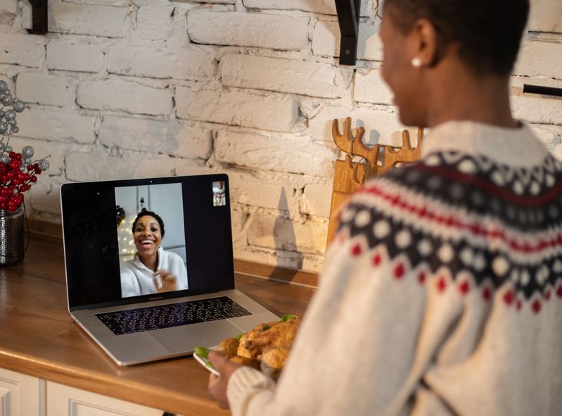 Online dating: starting a conversation on a niche platform