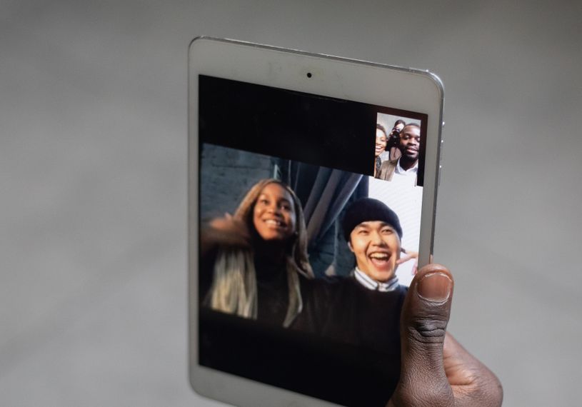Online dating: starting a conversation on a niche platform
