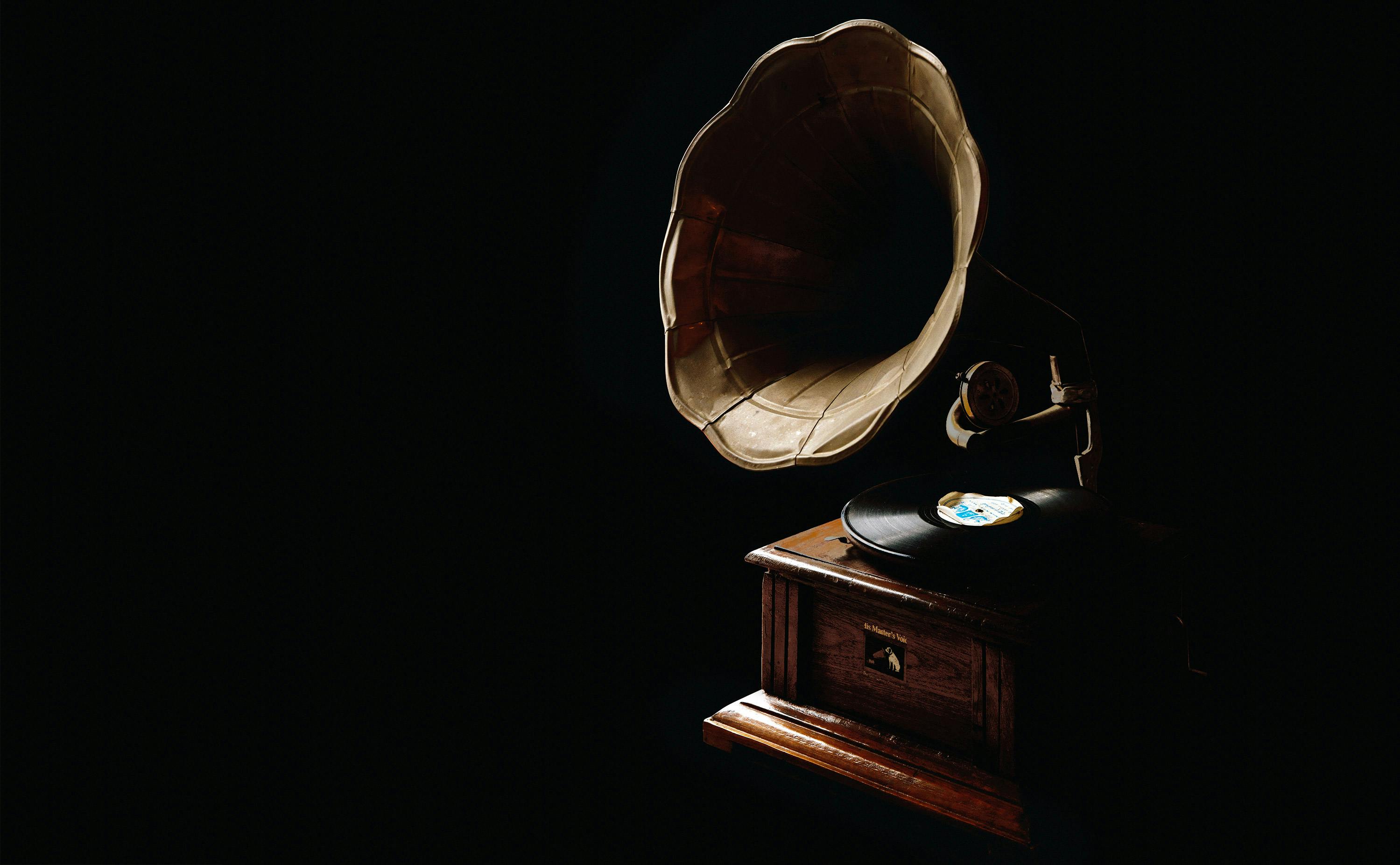 Antique Gramophone editorial photography. Image of earliest - 66633702