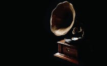 在幽暗的氛围中，带有黑胶唱片的经典留声机散发着复古魅力