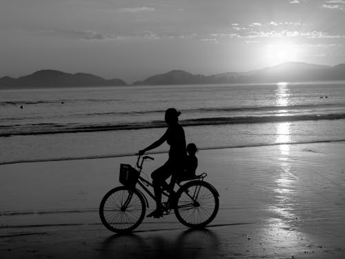 ビーチの夕日, 女性, 車輪の無料の写真素材