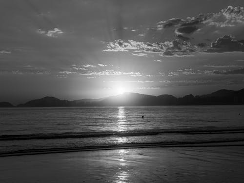 ビーチの夕日の無料の写真素材