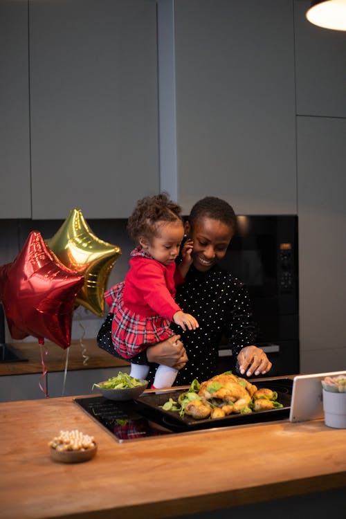 Kostnadsfri bild av afrikansk amerikan kvinna, afrikansk amerikanska barnet, inomhus