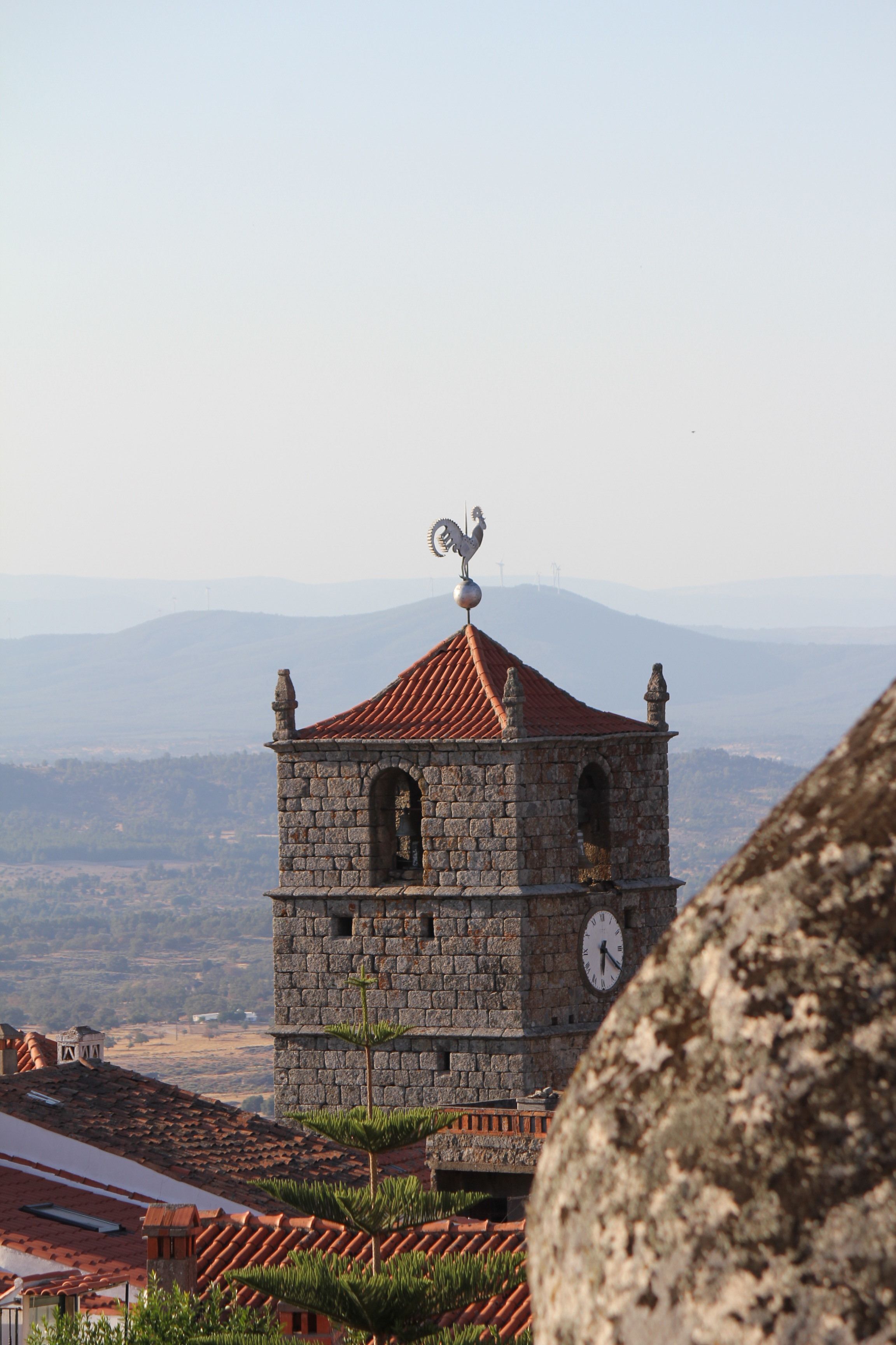 Torri e mura: castello in costruzione al Recreio attira l'attenzione di chi passa nella zona; scopriamo