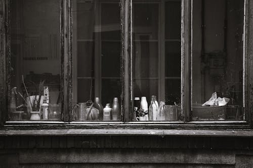 Foto profissional grátis de bebida alcoólica, escala de cinza, janelas de vidro