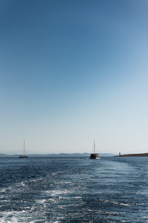 Foto profissional grátis de céu azul, embarcações, mar