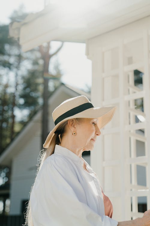 Fotobanka s bezplatnými fotkami na tému biele šaty košele, bočný pohľad, klobúk proti slnku