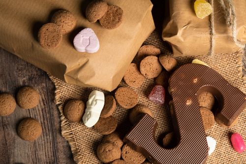 Free Close-up of a chocolate letter surrounded by ginger cookies and holiday candies. Stock Photo
