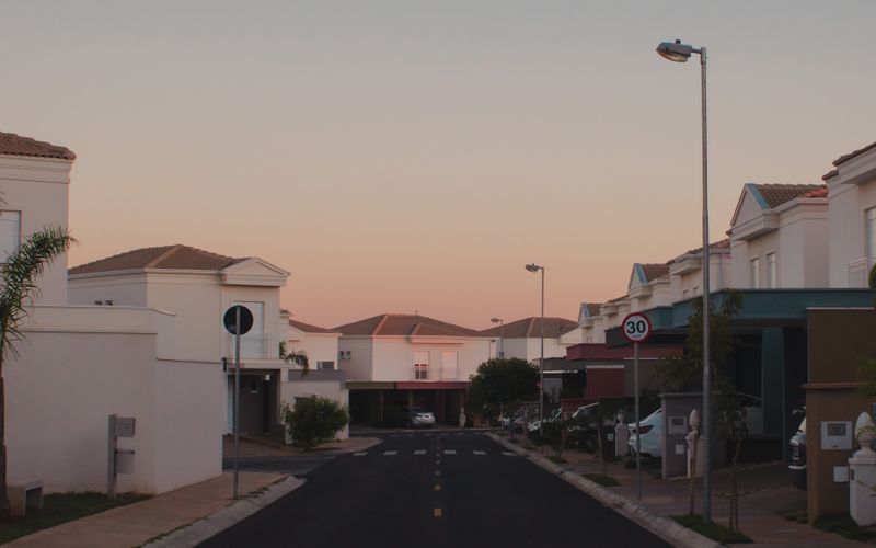 barrio residencial al atardecer