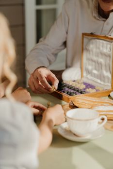 一家人一边下棋一边喝茶的感人时刻
