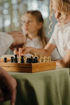 两个孩子全神贯注地在室内下国际象棋