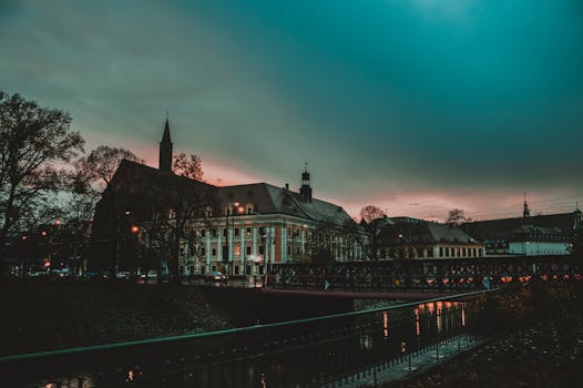 暮色中，宁静的欧洲城市河畔矗立着历史建筑