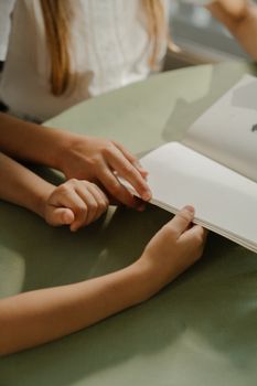 温暖的阳光下，孩子们翻动书页，营造出舒适的阅读时光