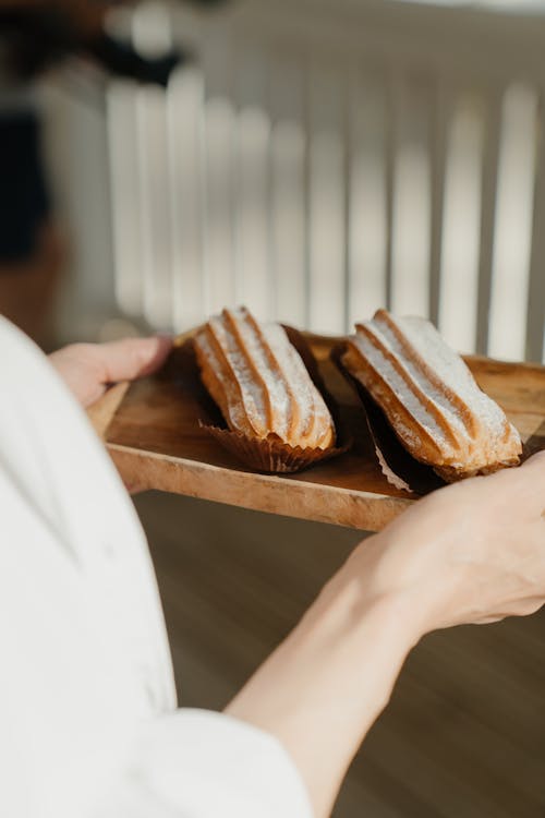 Pessoa Segurando Pão Integral Na Bandeja De Madeira Marrom