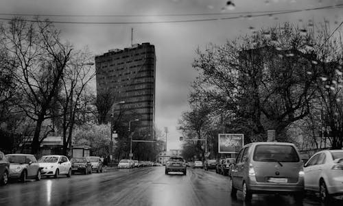 Foto stok gratis arsitektur, hitam & putih, hujan