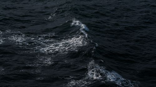 Free Capture of dark ocean waves with foam, reflecting a moody ambiance off the Alaskan coast. Stock Photo