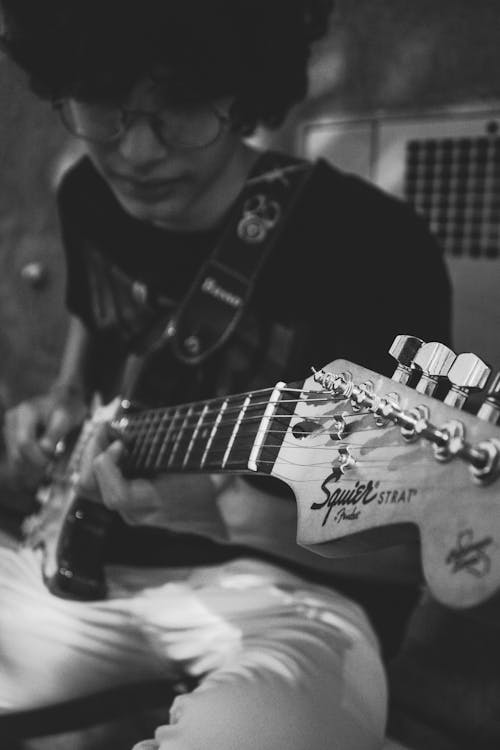 Darmowe zdjęcie z galerii z czarna koszulka, czarno-biały, gitara