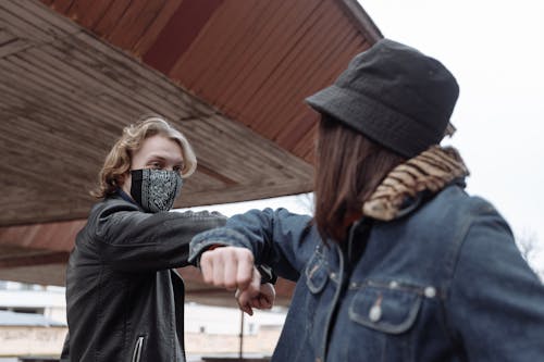 Frau In Der Blauen Jeansjacke, Die Schwarzweiss Keramikbecher Hält