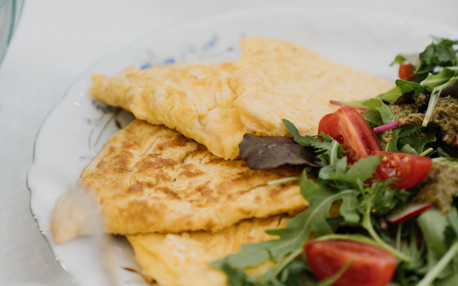 Foto de Omelete recheada de queijo e tomate com arroz e salada verde