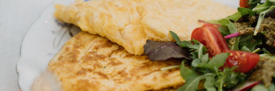 Foto de Omelete recheada de queijo e tomate com arroz e salada verde