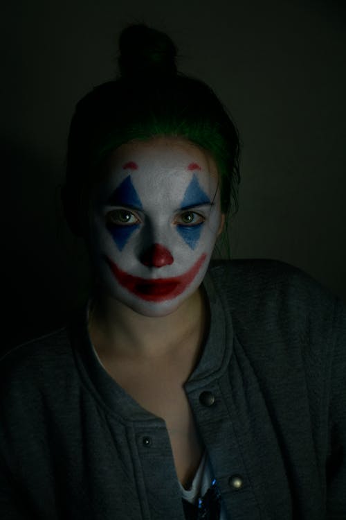 Clown Terrifiant Près D'un Film Plastique Taché De Sang. Costume De Fête  D'Halloween Banque D'Images et Photos Libres De Droits. Image 180015289