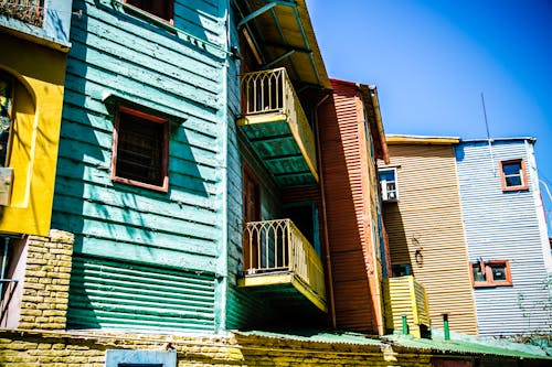 Lage Hoekfotografie Van Blauw En Bruin Huis