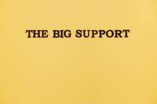 Gratis lagerfoto af citat, den store støtte, gul baggrund