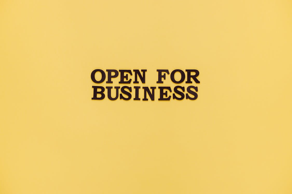 Gratis lagerfoto af åben for erhvervslivet, citat, gul baggrund