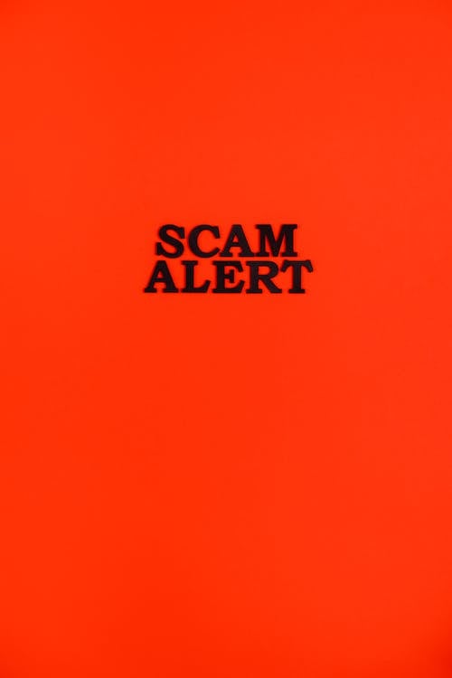 Darmowe zdjęcie z galerii z alert oszustwa, cytat, czerwone tło