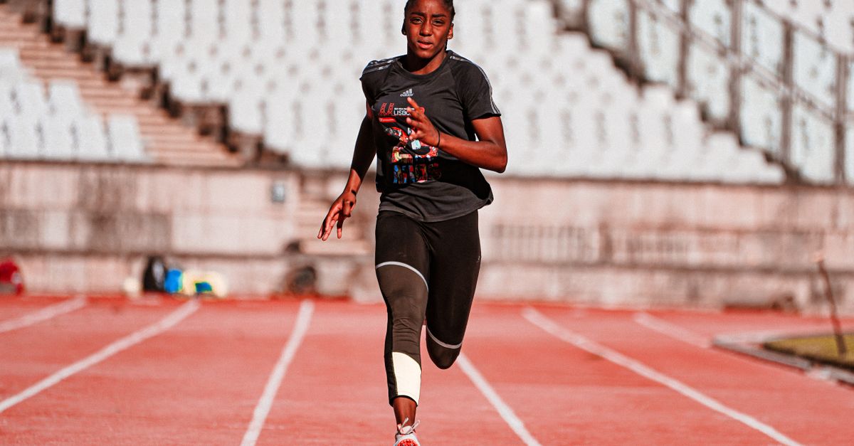 Female athlete sprinting on a red track in a stadium during the day. - Evidence evidence guide for beetroot sprint performance meta-analysis