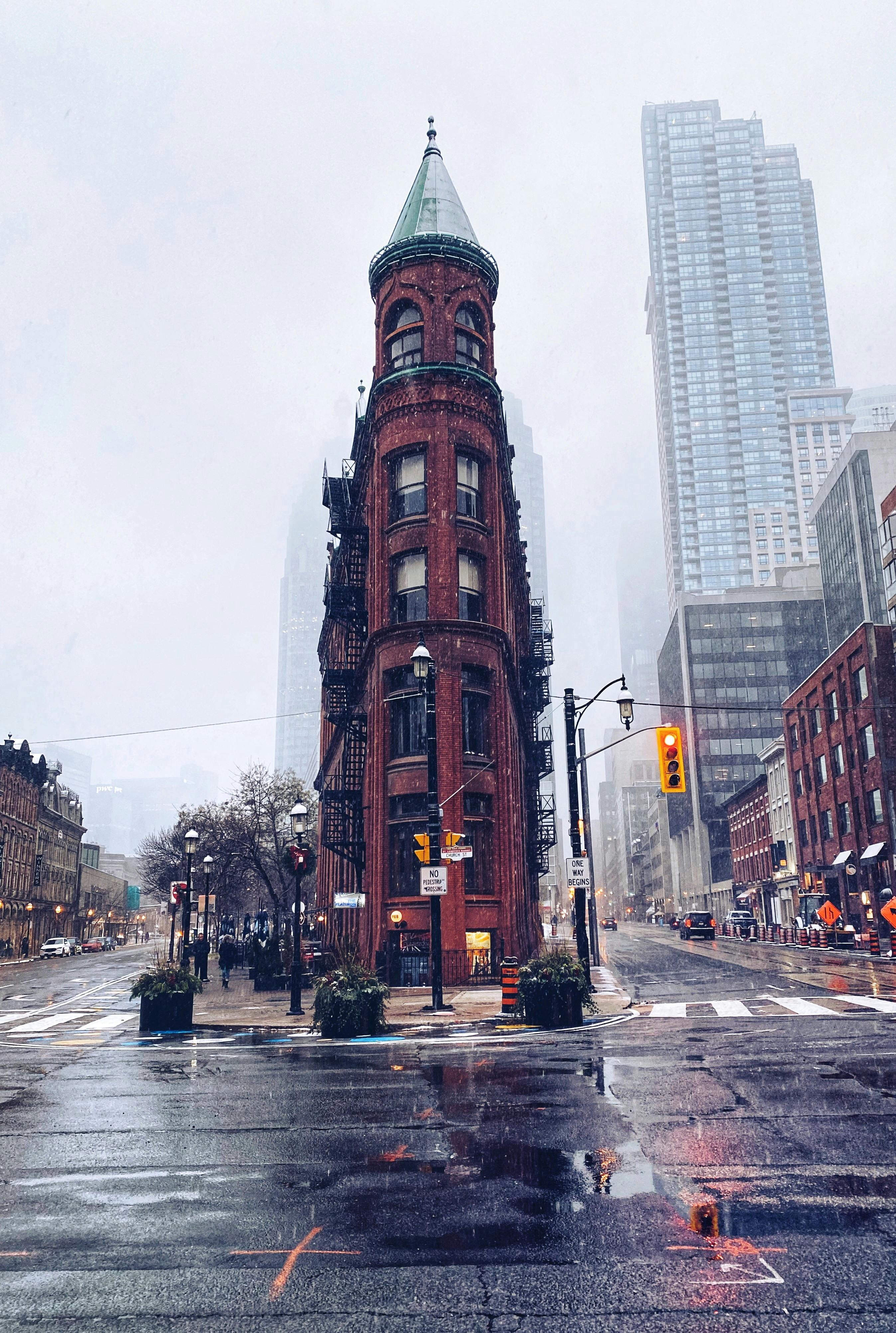 多伦多标志性的熨斗大厦在朦胧的城市场景中，展现出其独特的建筑风格