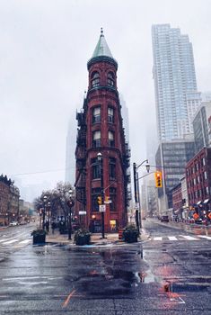 多伦多标志性的熨斗大厦在朦胧的城市场景中，展现出其独特的建筑风格