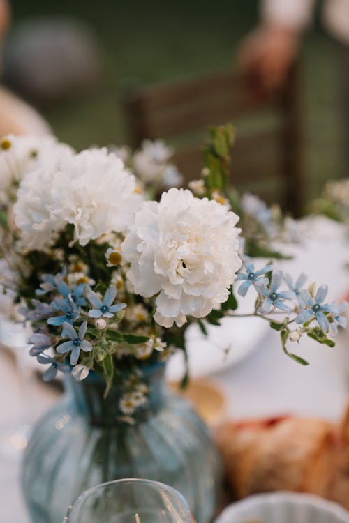 Weiße Blumen In Blauer Keramikvase