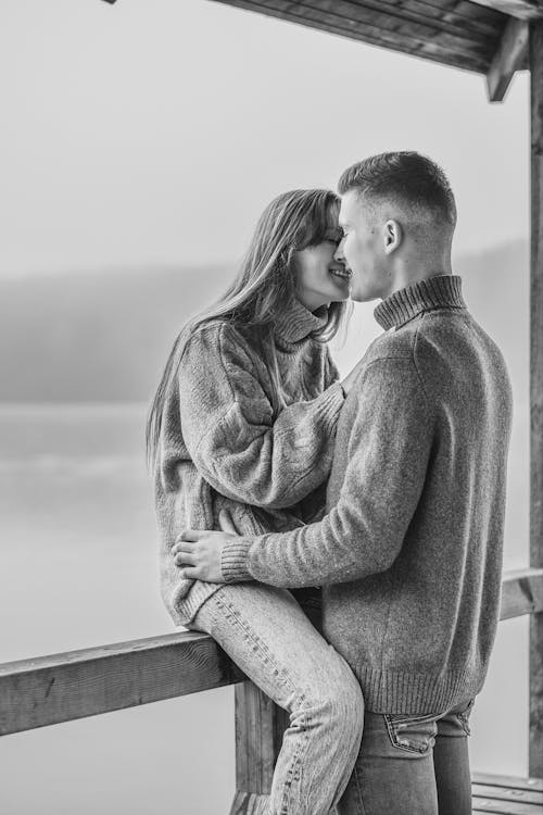 Free Grayscale Photo of Romantic Couple Kissing Stock Photo