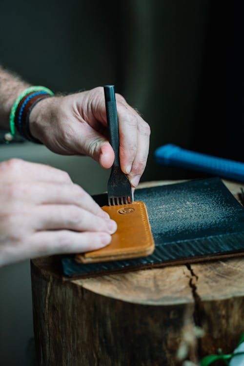 Persoon Die Zwart En Blauw Handvatmes Houdt