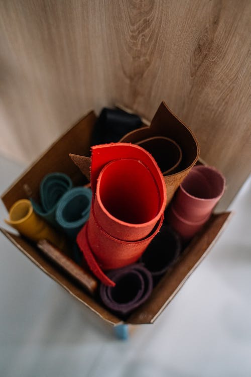 茶色の木製トレイの赤いプラスチックカップ