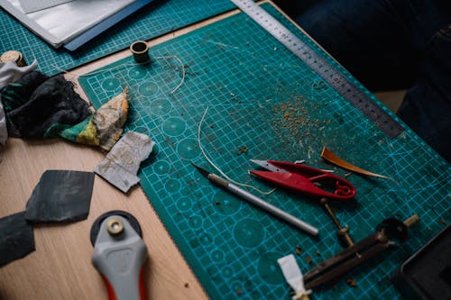 Rode En Grijze Utility Cutter Naast Zwarte En Rode Schaar