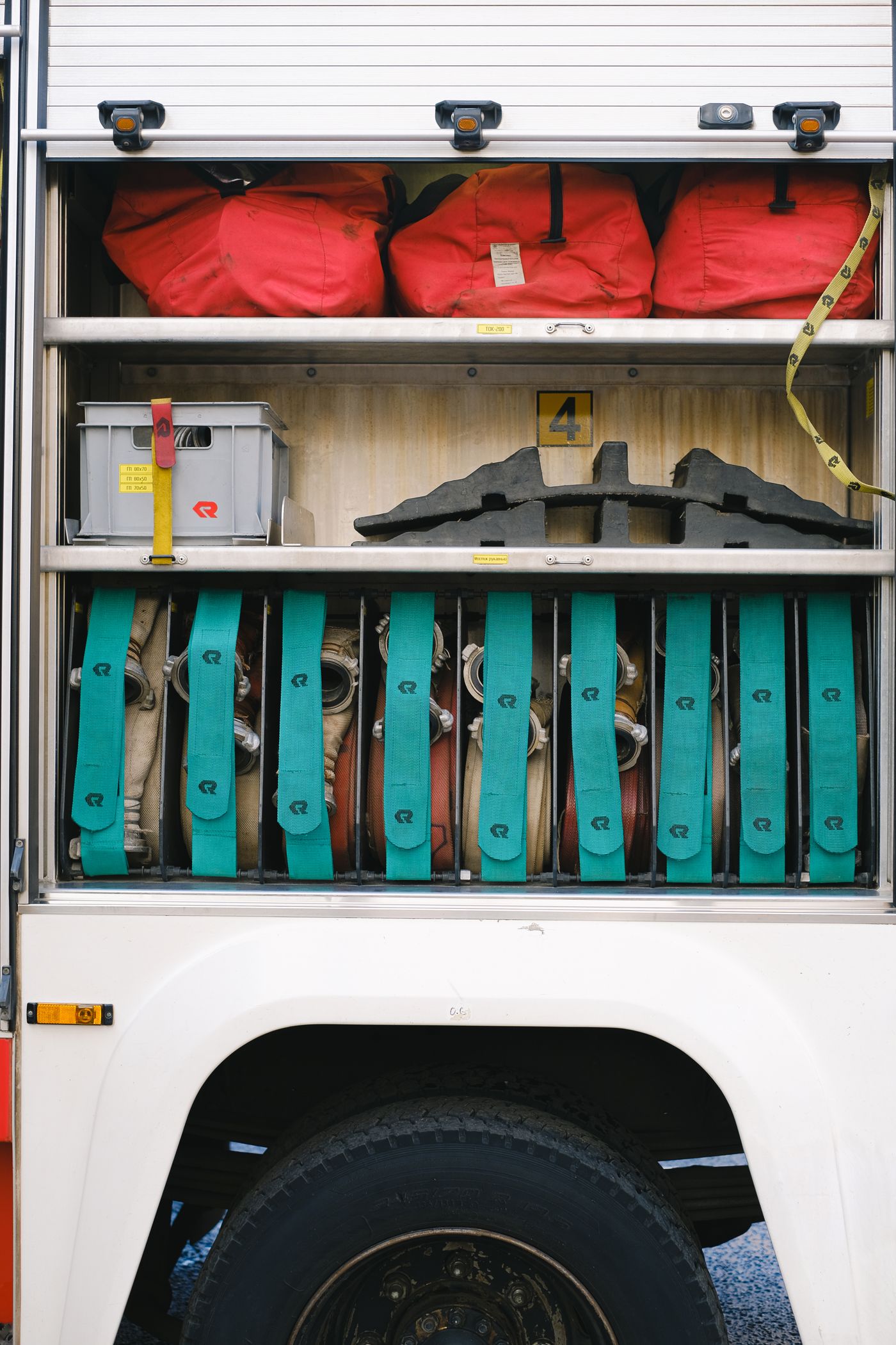 Material de emergencia ordenado en un vehículo