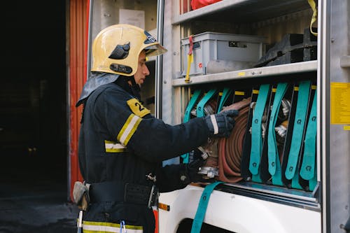 bezplatná Základová fotografie zdarma na téma hasič, helma, na výšku Základová fotografie