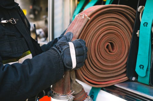 Kostenloses Stock Foto zu ausrüstung, festhalten, feuerwehrmann