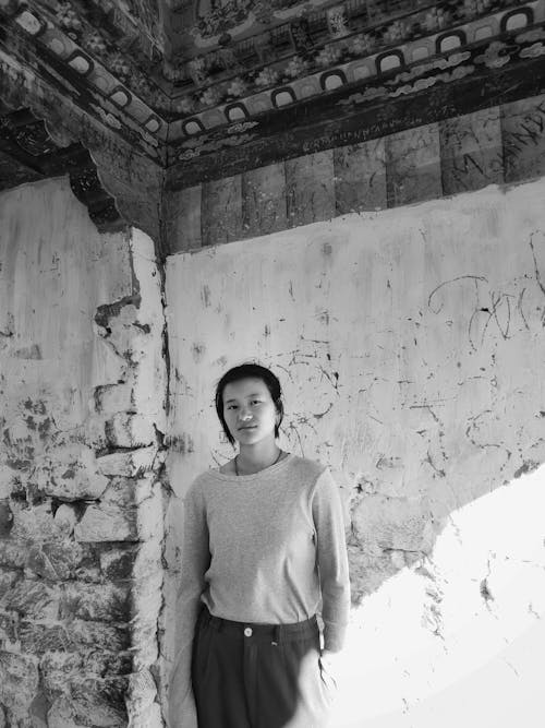 Darmowe zdjęcie z galerii z azjatki, czarno-biały, kobieta