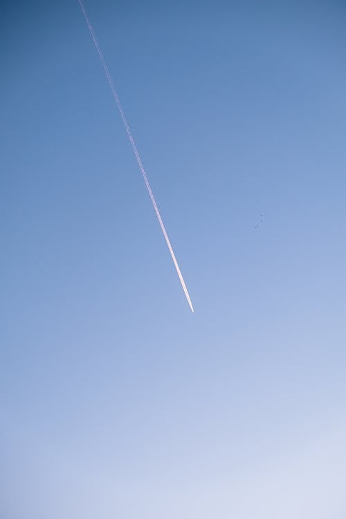 Kostenloses Stock Foto zu blauer himmel, kondensstreifen, natur