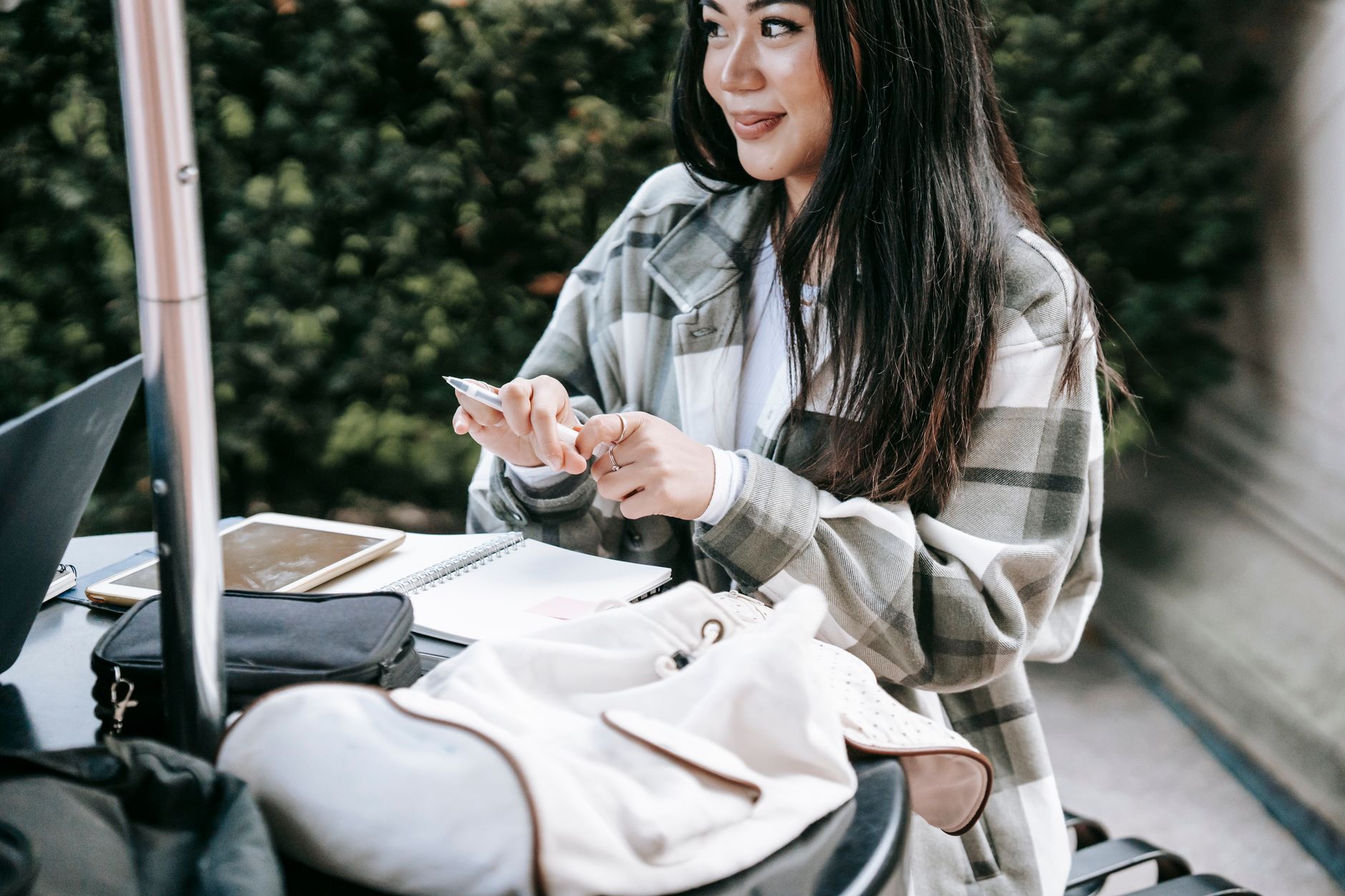 청년도약계좌 이자율, 청년의 자산 형성을 위한 핵심 전략 2 Positive young Asian female student in checkered shirt sitting at table in campus and taking notes while doing home task