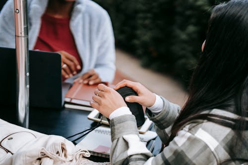 Mulher De Suéter Cinza Usando Um Laptop Preto