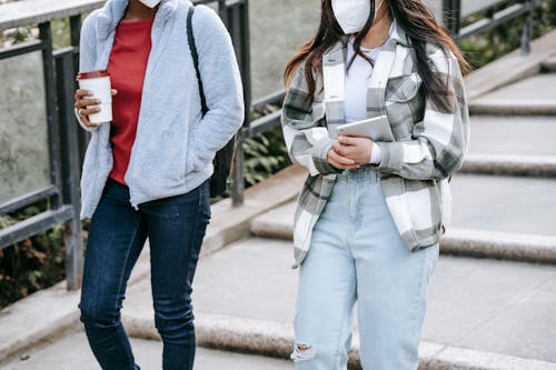 Mujer En Camisa De Vestir De Cuadros Blancos Y Grises Y Pantalones Vaqueros De Mezclilla Azul De Pie Junto A La Mujer En En En En