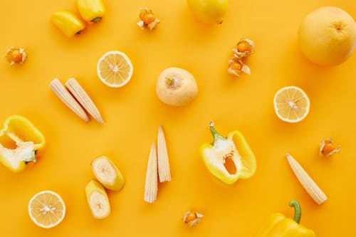 Rodajas De Limón Y Limón Sobre Superficie Amarilla