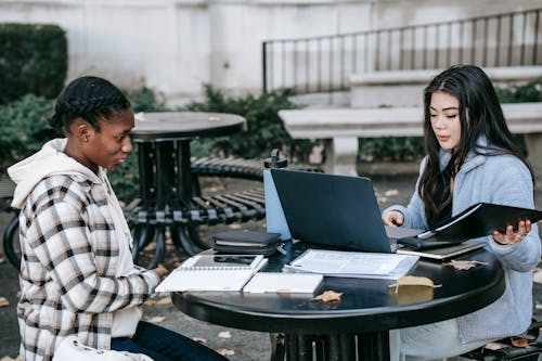 Hombre Y Mujer, Sentar Mesa, Utilizar, Computadora De Computadora Portátil